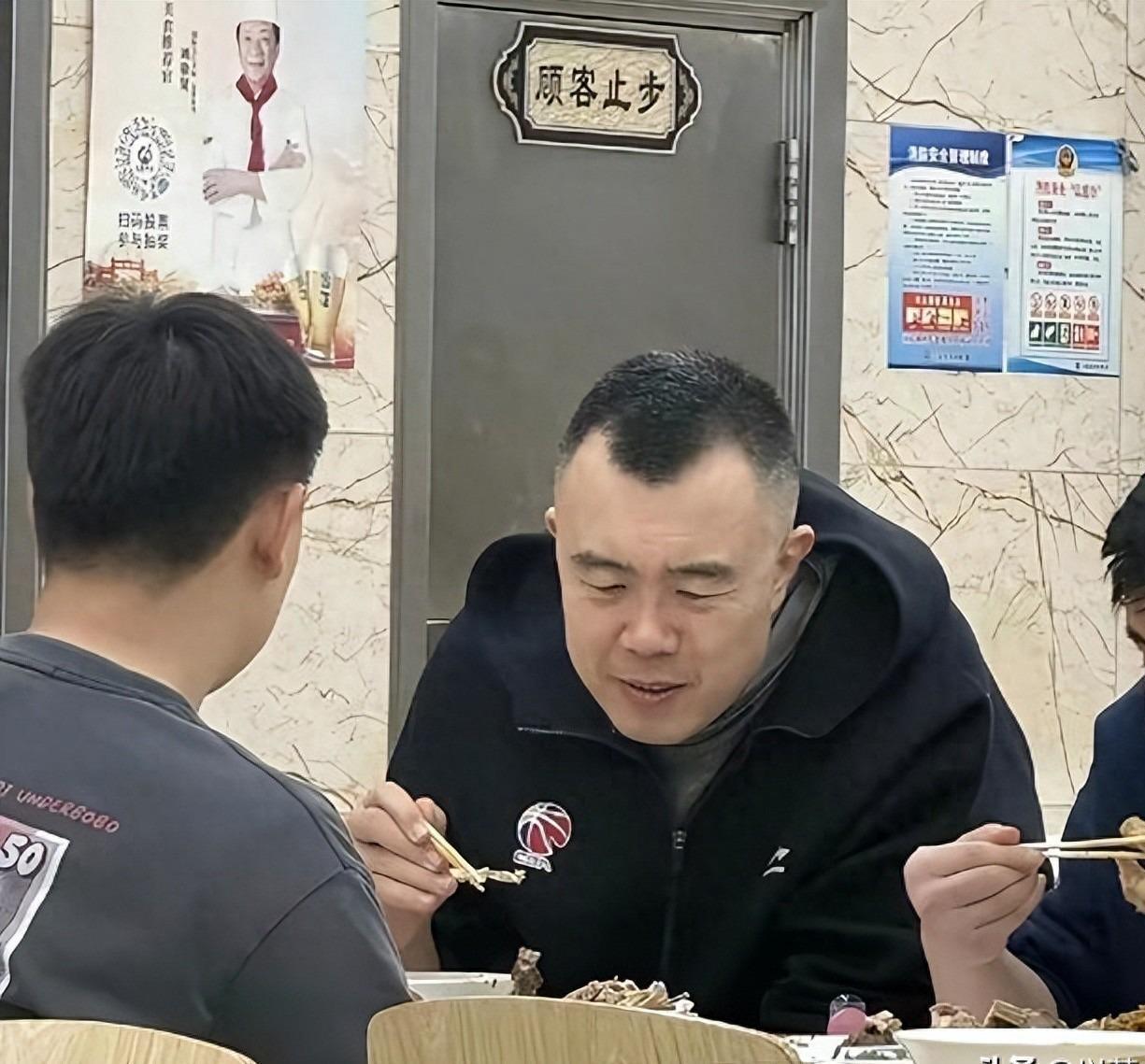 易倍体育官方入口-38岁韩德君现状：退役拒当教练，弃百万年薪进编制，每天准点下班